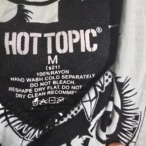 Hot Topic Monochrome Graphic Men's Shirt - Picture 3 of 4